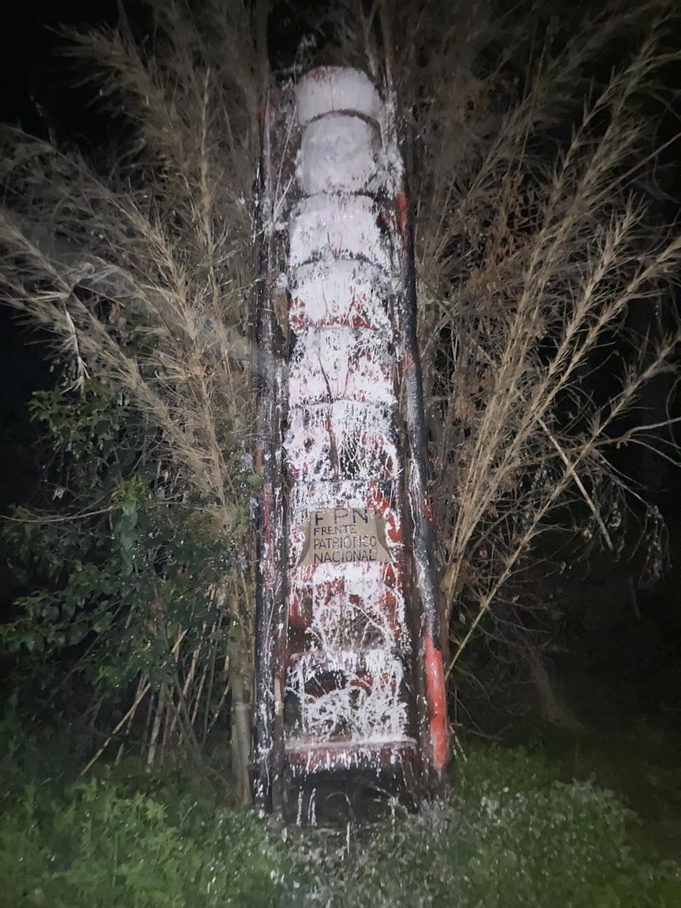 La escultura de madera denominada rewe, que fue instalada por la comunidad como símbolo sagrado