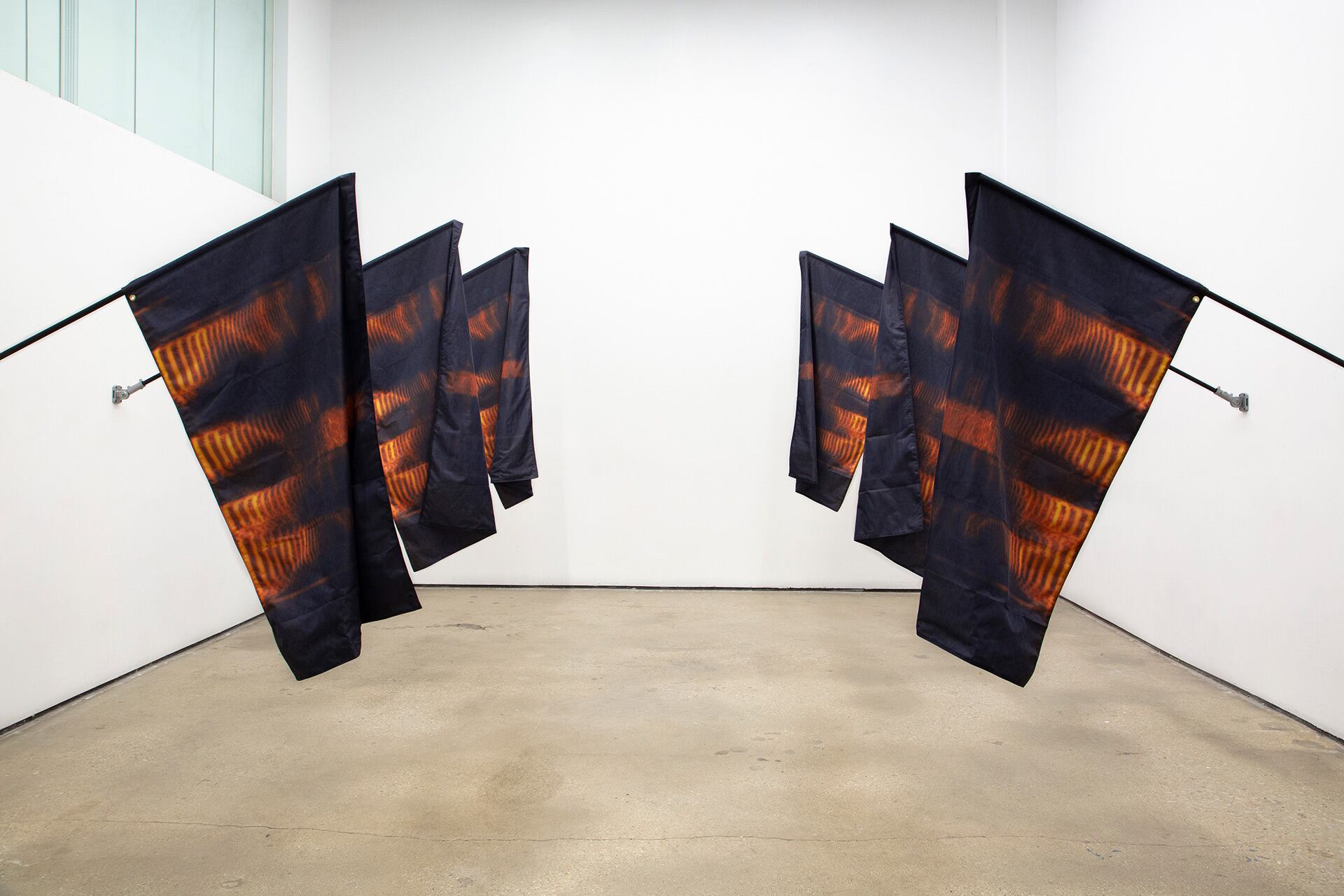 El artitas italiano Friedrich Andreoni dispuso dos filas de banderas sobre las que imprimió el espectrograma de la frase “I am so wrong” (“Estaba tan equivocado”)