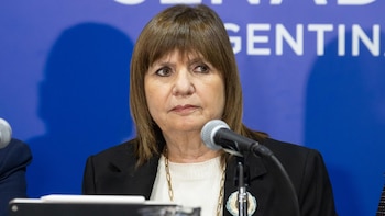 El partido de Milei defiende a Flávio Bolsonaro y denuncia un acto de persecución política tras su huida a EEUU
