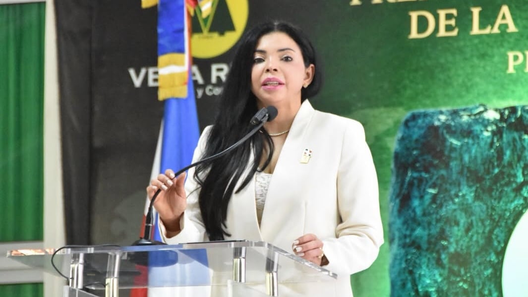 La jefa del órgano acusador advirtió en La Vega que el volumen de denuncias exige medidas preventivas y coordinación de múltiples actores, al señalar que la justicia por sí sola no contiene el fenómeno (Foto cortesía senador Ramón Rogelio Genao)
