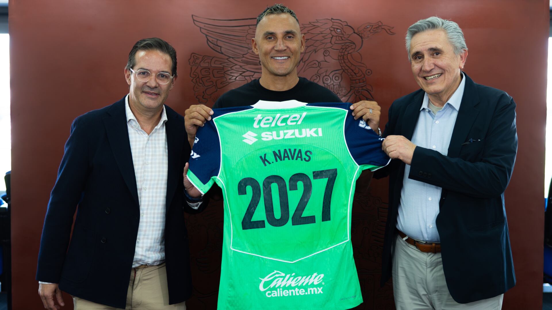 El presidente del Club Universidad Nacional, Luis Raúl González y el vicepresidente deportivo, Antonio Sancho oficializaron la renovación de Keylor. (X/ @PumasMX)