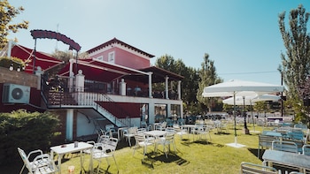 El restaurante de carretera a orillas del Duero donde parar si viajas por la A-6: raciones y hamburguesas con premio en la autovía de A Coruña a Madrid