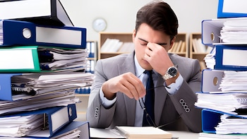Pese al crecimiento del empleo en diversos sectores, los datos evidencian que una parte importante de trabajadores mantiene jornadas laborales extensas.