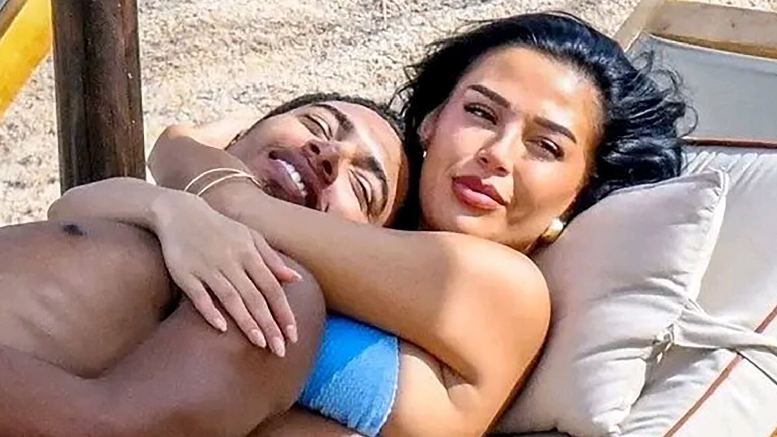 Bellingham y su pareja, en las playas de Cerdeña