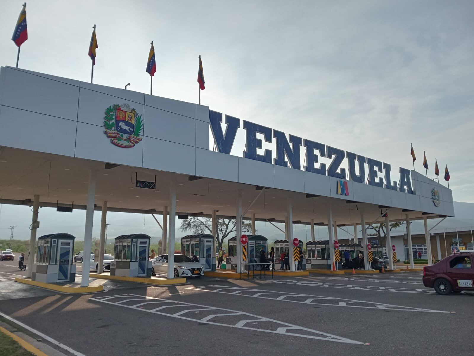 El gobierno venezolano intensificó la presencia de fuerzas armadas en la frontera, bloqueando pasos internacionales y reforzando controles, mientras la población enfrenta demoras y tensión por la militarización y el cierre temporal de cruces - crédito X