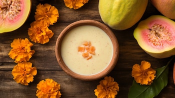 Atole de guayaba con cempasúchil,