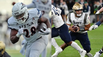 Fotografía dividida con dos jugadores de fútbol americano de UTSA y Navy con uniforme blanco y casco que sostienen el balón en el césped