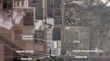 Vista aérea de Desarrollo Propuesto, Canal L-8, Canal C-51, Entrada del Sitio, Bulevar Sur, Arden y Escuela Primaria Saddle View.
