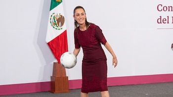 Reportera cae al intentar atrapar un balón en la mañanera de Sheinbaum: así reaccionó la presidenta