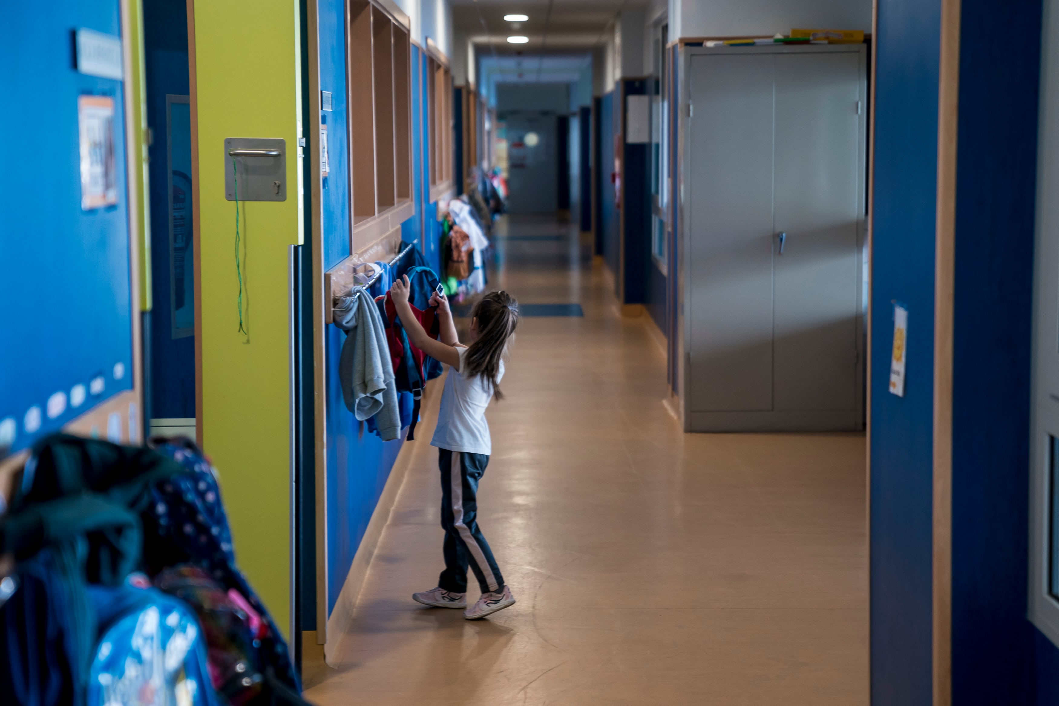 (Foto de ARCHIVO) Una niña cuelga su mochila en un perchero de su colegio. (A. Pérez Meca / Europa Press)
