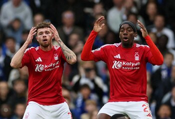 Nottingham Forest apelará la sanción económica que le aplicó la FA por haber criticado al VAR tras un partido de Premier League (REUTERS/Isabel Infantes)