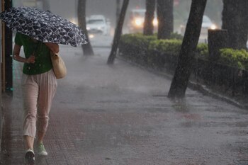 Intensas lluvias y tormentas se esperan este domingo en todo el territorio español. Lo peor se lo llevará el centro del país. EFE/ Juan Carlos Cárdenas