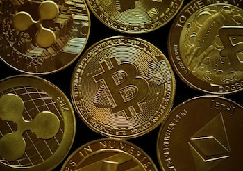 Representaciones físicas de varias criptomonedas.