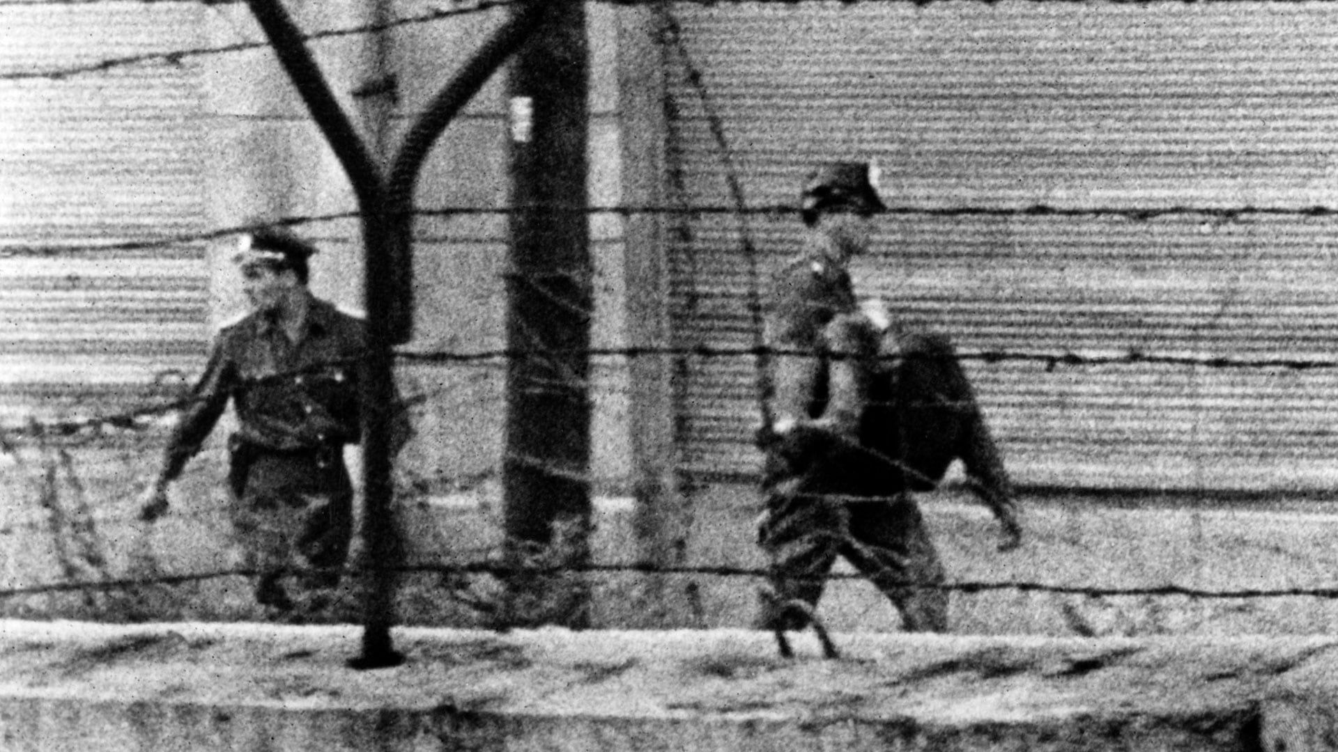 La policía se lleva el cuerpo de Peter, quien agonizó sin que nadie lo socorriera en el espacio conocido como Zona de la Muerte. Los oficiales habían disparado contra el joven de 18 años mientras él trataba de escapar de Berlín Oriental (Herbert Ernst/AP)