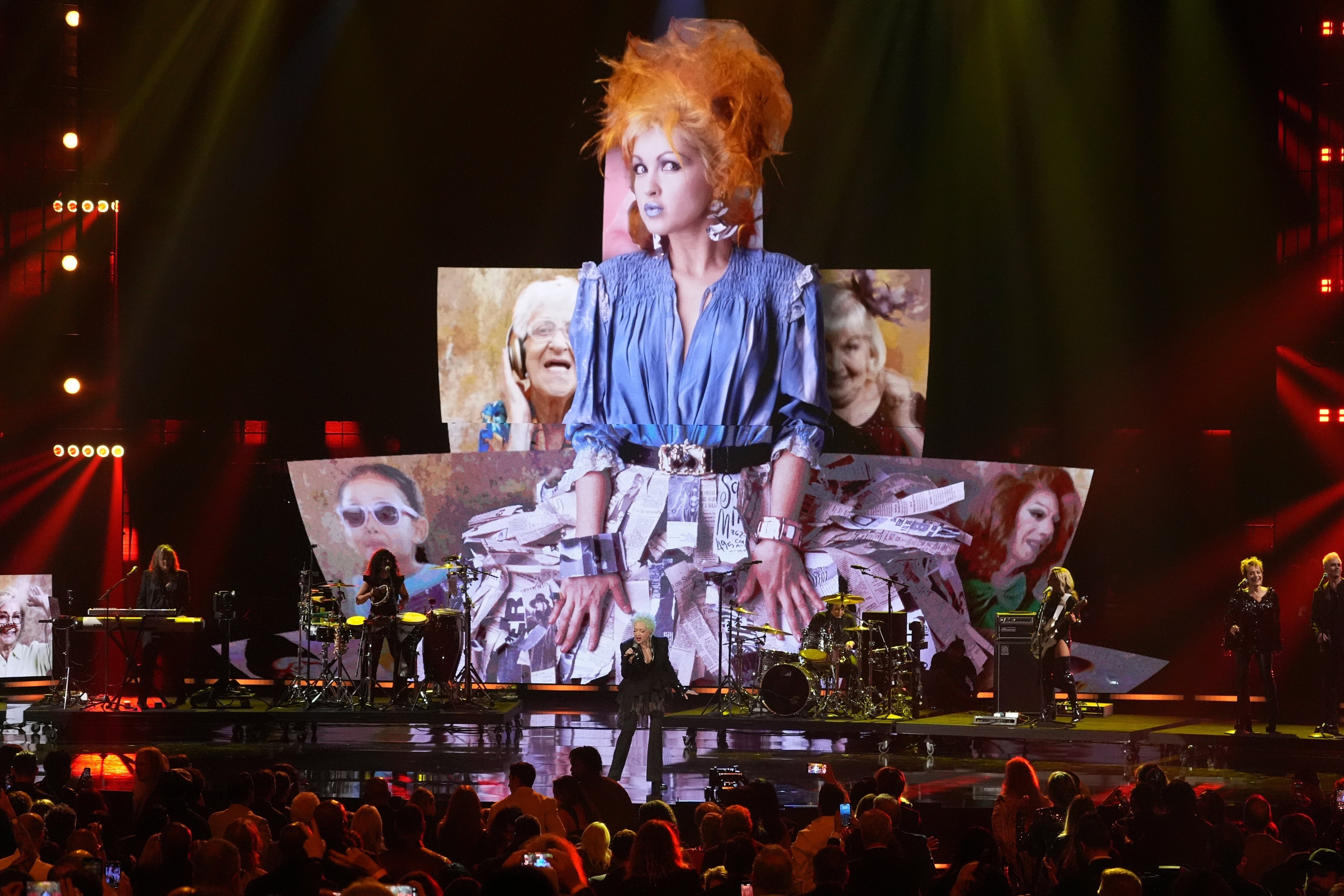 Cyndi Lauper durante su incorporación al Salón de la Fama del Rock and Roll de 2025 (Foto: AP/Chris Pizzello)