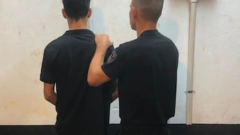 Engañó a varias personas con falsas promesas laborales e intentaron vengarse: lo rescató la Policía y quedó detenido