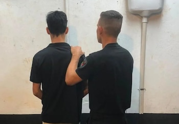 La policía intervino en un conflicto que se desató en la localidad de Apóstoles donde un grupo de personas quiso agredir a un joven por presuntas estafas laborales (Foto: revistaenterate)