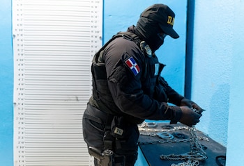 Autoridades capturaron a dos fugitivos dominicanos reclamados por Estados Unidos en operativos simultáneos. (Cortesía: Dirección Nacional de Control de Drogas )