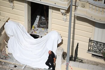 Un miembro de un equipo antibombas trabaja en Mónaco, un día después del atentado que hirió gravemente a un oligarca ucraniano y a dos familiares. (Valery Hache/AFP)