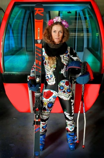 Sarah posando con el uniforme