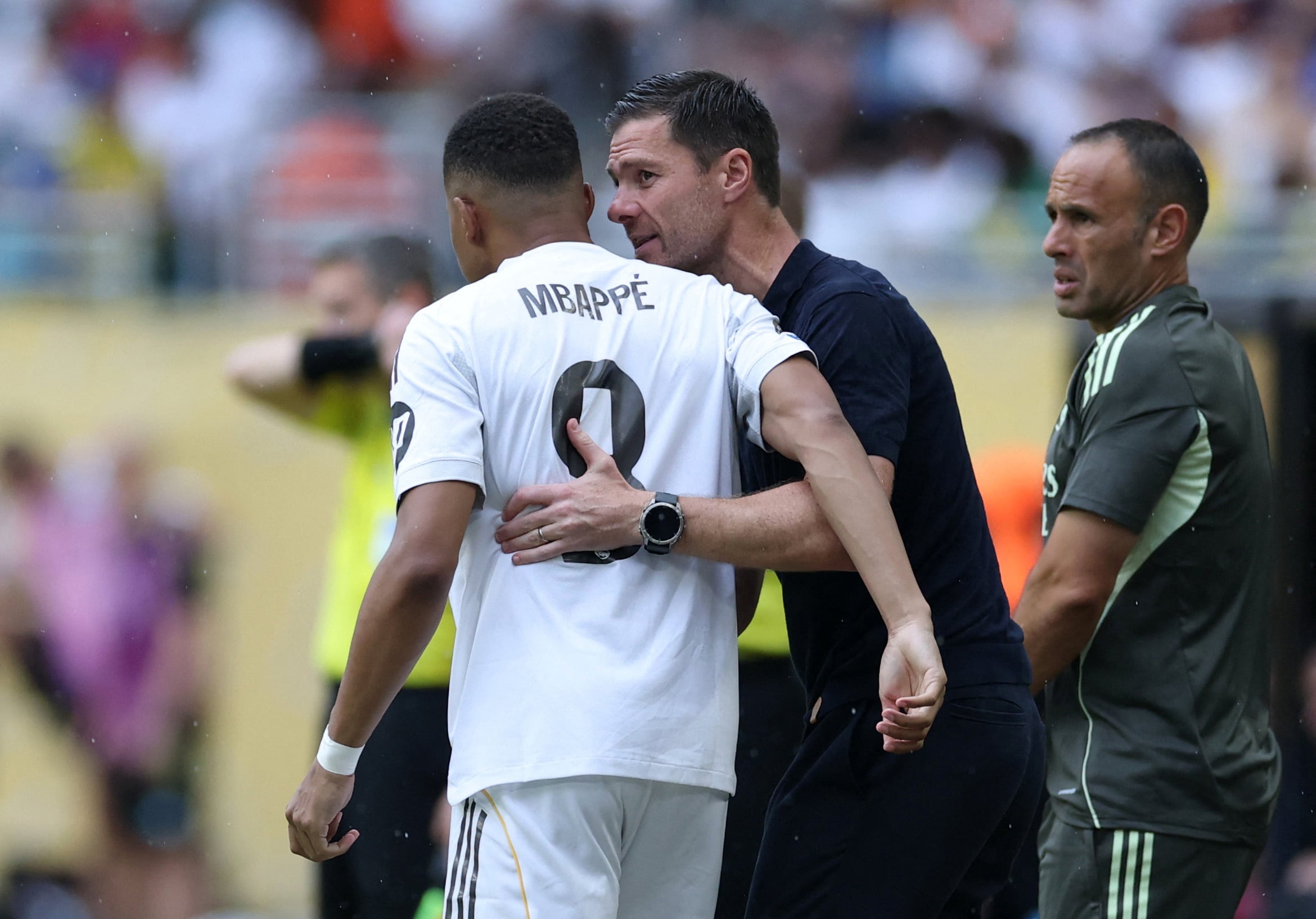 Mbappé con Xabi Alonso. (REUTERS/Hannah Mckay)