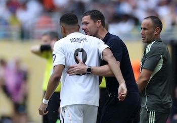Mbappé con Xabi Alonso. (REUTERS/Hannah Mckay)