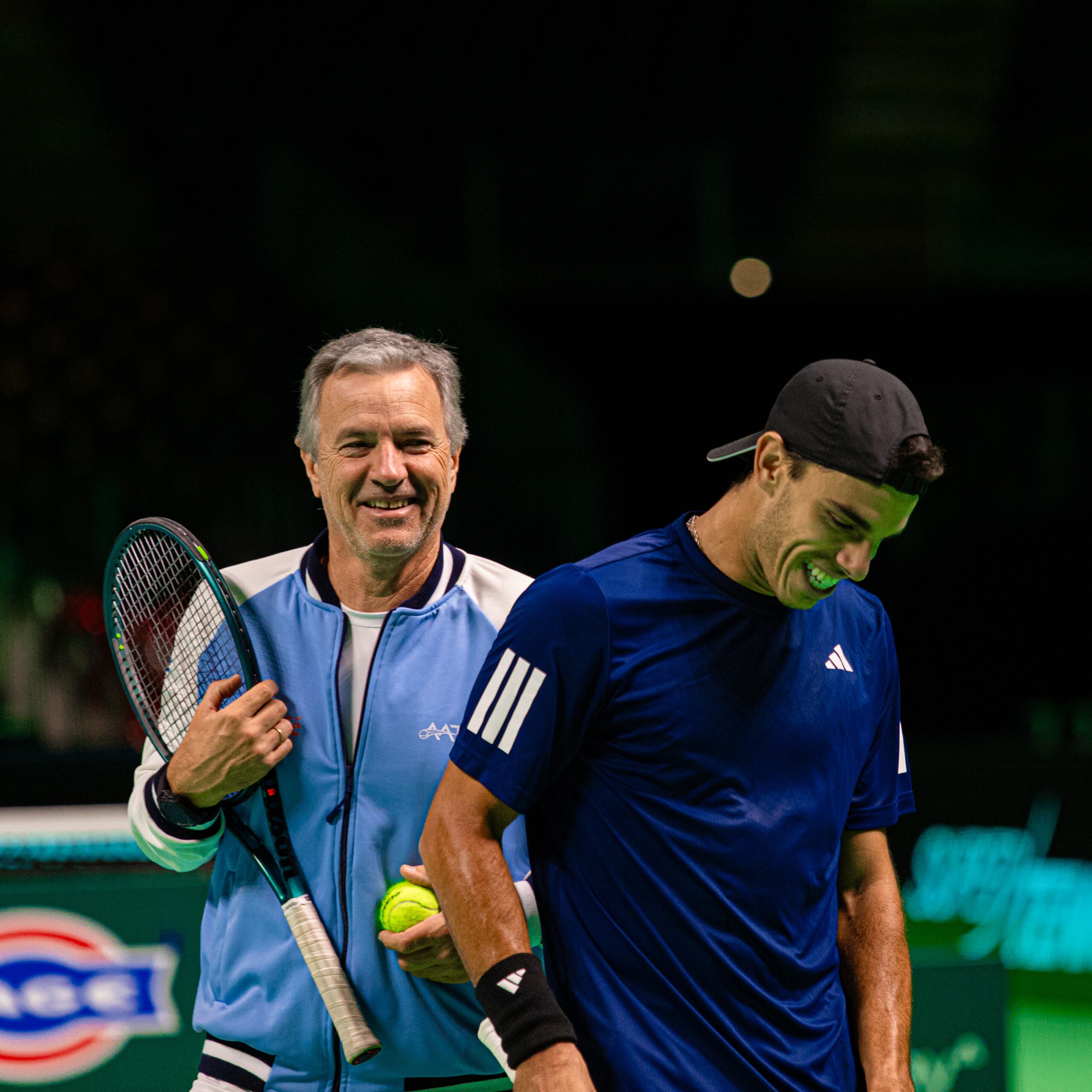 Sonrisas entre el capitán Javier Frana y Francisco Cerúndolo (Fuente: Prensa AAT)