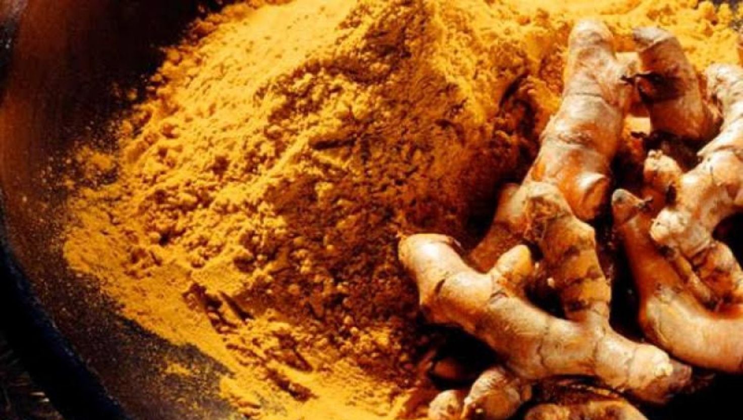 Estudios observacionales y preclínicos sugieren que una preparación hogareña con cúrcuma, canela, jengibre, pimienta negra y aceite de coco podría ayudar a modular parámetros inflamatorios cuando se integra en una dieta balanceada y otros hábitos saludables (Imagen de archivo)