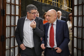 16/09/2025 El portavoz del PSOE en el Congreso, Patxi López (i) y el diputado del PSOE Rafael Simancas (d), a su salida de una sesión plenaria en el Congreso de los Diputados, a 16 de septiembre de 2025, en Madrid (España). El Congreso debate este martes una iniciativa de Esquerra Republicana (ERC) con la que pide al Gobierno conceder la jubilación anticipada a las personas que trabajan en la industria química y del refino por los riesgos que tienen estos sectores para la salud.
POLITICA
Fernando Sánchez - Europa Press