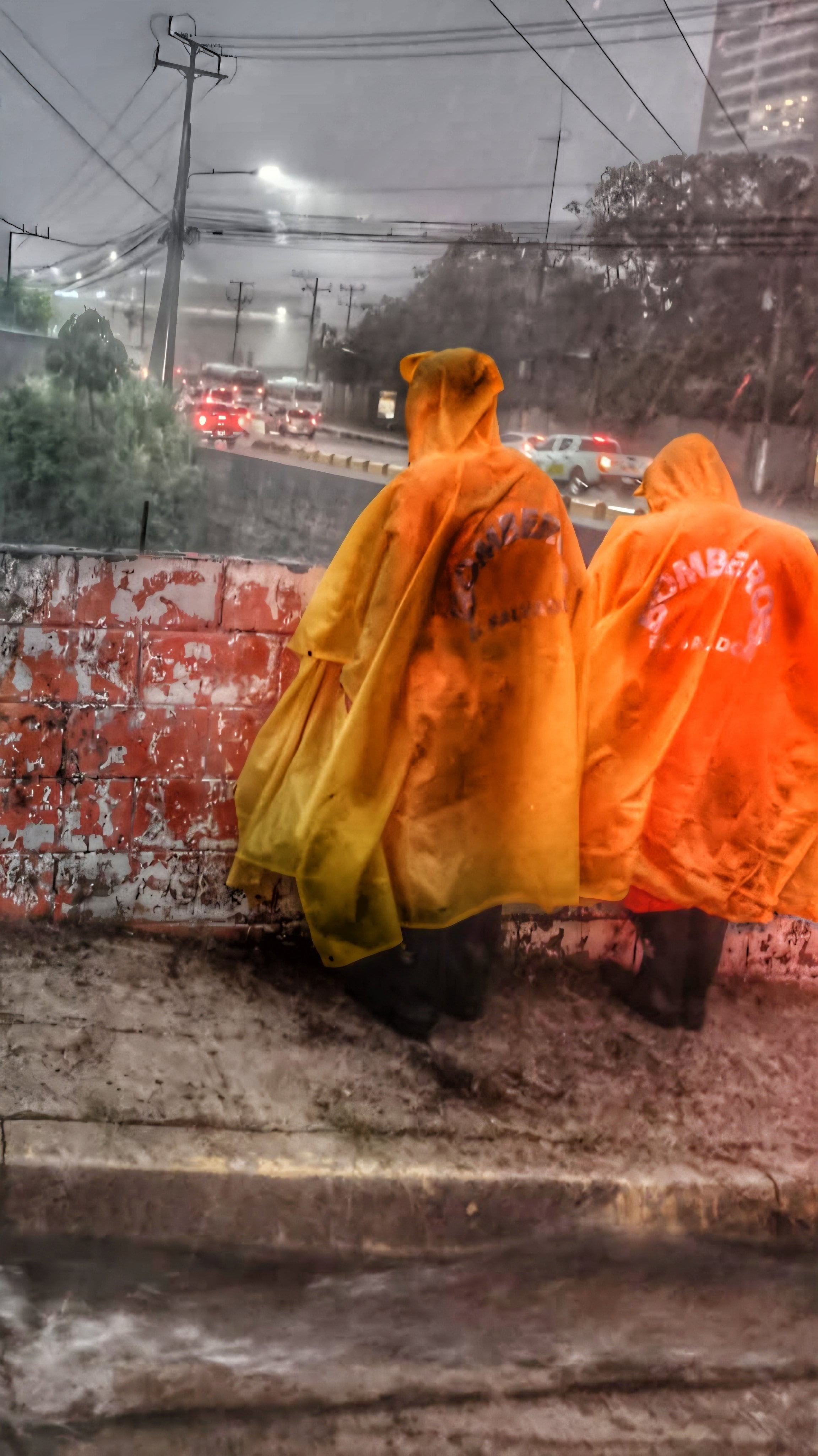 El Cuerpo de Bomberos de El Salvador informó a través de sus canales oficiales que mantiene monitoreo preventivo en quebradas, como la de El Piro, situada sobre la carretera Panamericana. (Cortesía: Bomberos El Salvador)