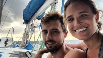 Son biólogos argentinos y viven en un velero hace tres años: “Estudiábamos con animales muertos, ahora la experiencia es asombrosa”