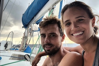 La pareja tiene pensado salir a dar la vuelta al mundo en velero a mediados de 2028