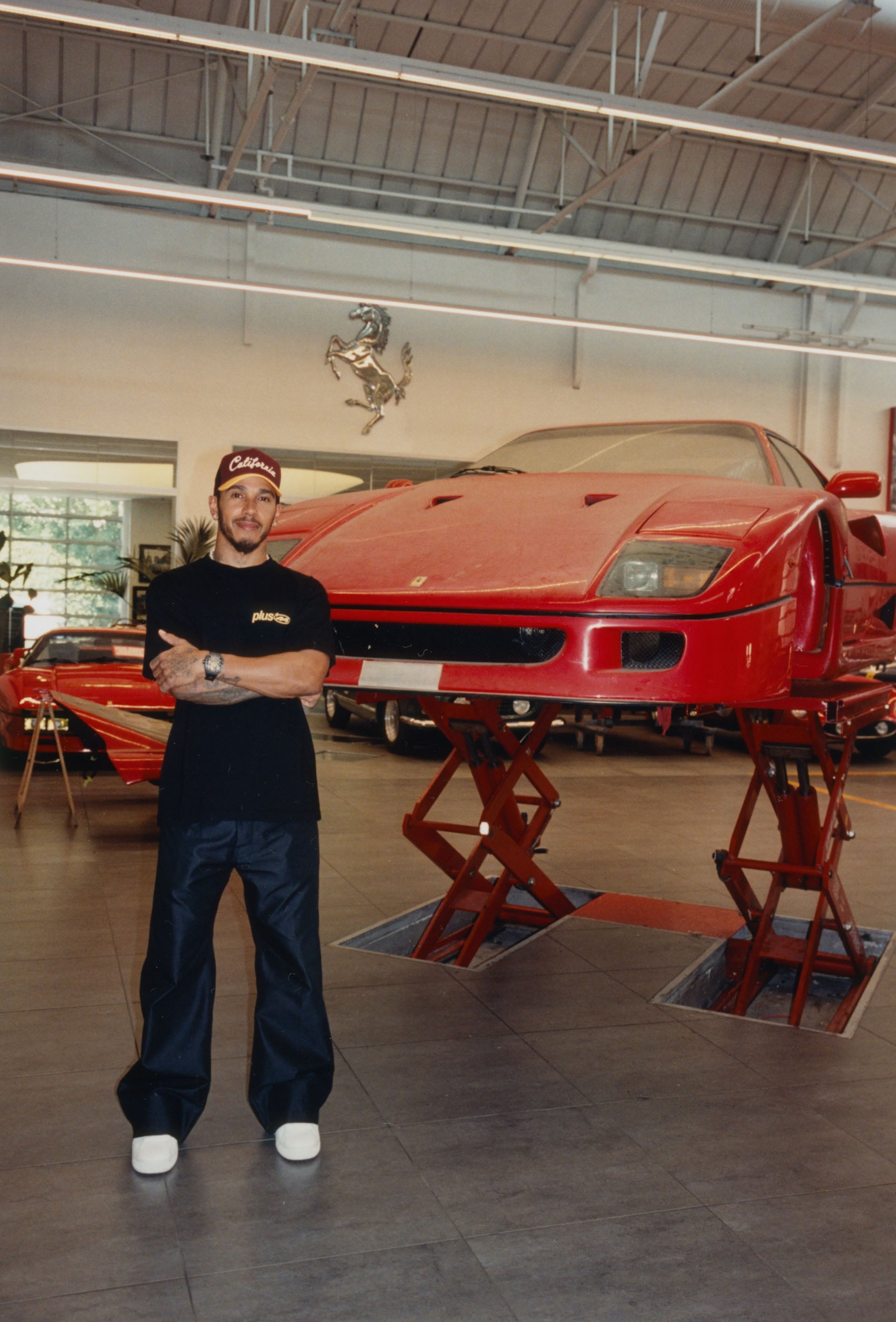 Lewis Hamilton compró una F-40 que llevaba 30 años abandonada y la restauró en Maranello (Foto: @lewishamilton)