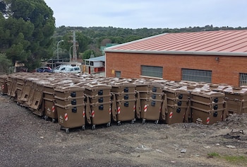 Los contenedores marrones apilados en un almacén municipal