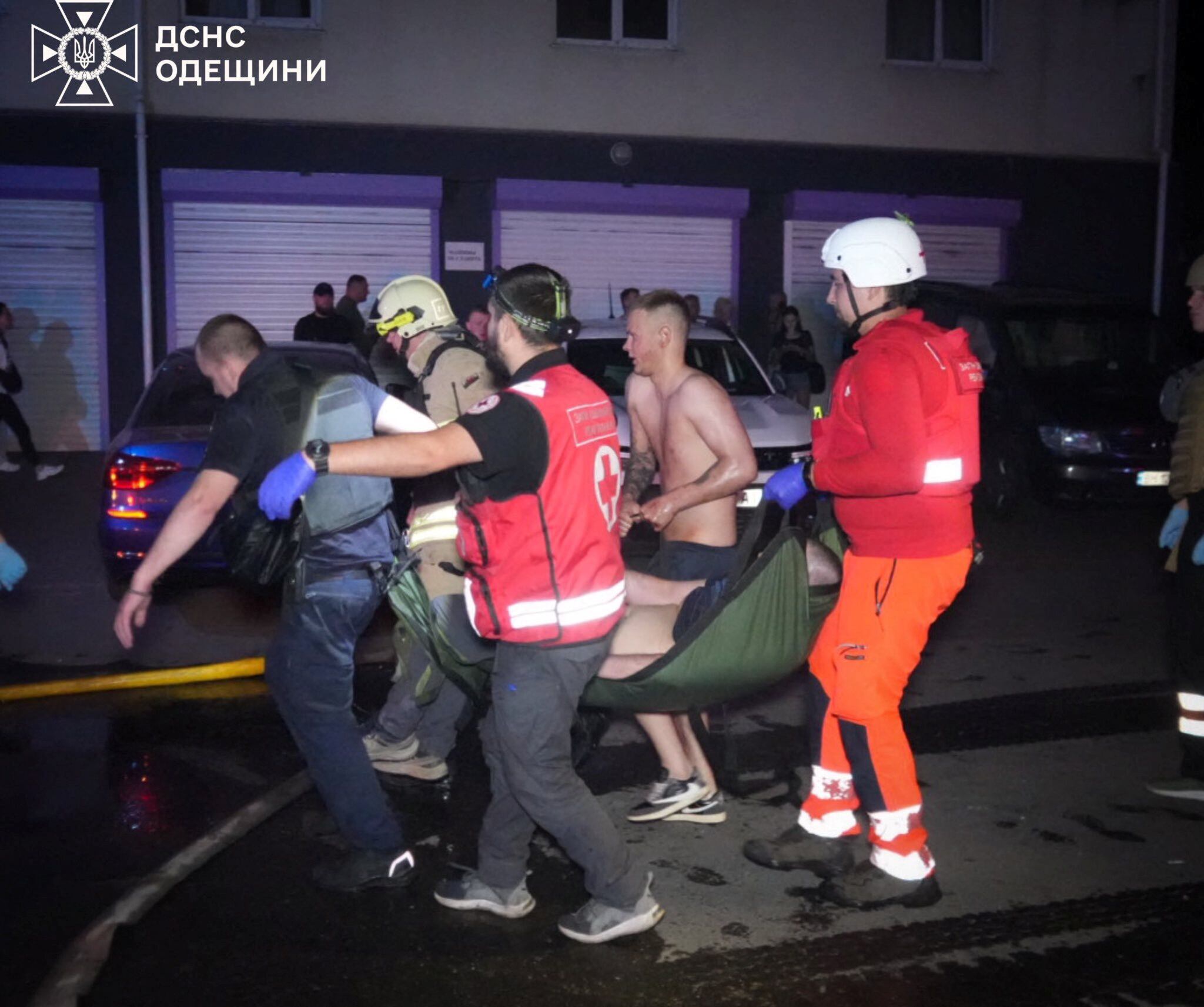 Empleados de emergencias llevan a una persona herida en el lugar de un edificio de apartamentos alcanzado por un ataque de drones rusos, en medio del ataque de Rusia a Ucrania, en Odesa (REUTERS)