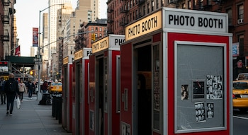 Varias cabinas fotográficas rojas con