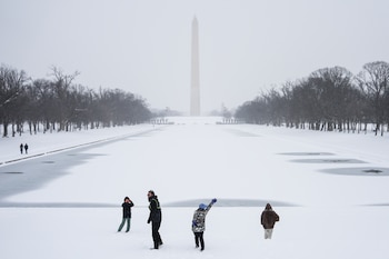 Personas caminan por el National