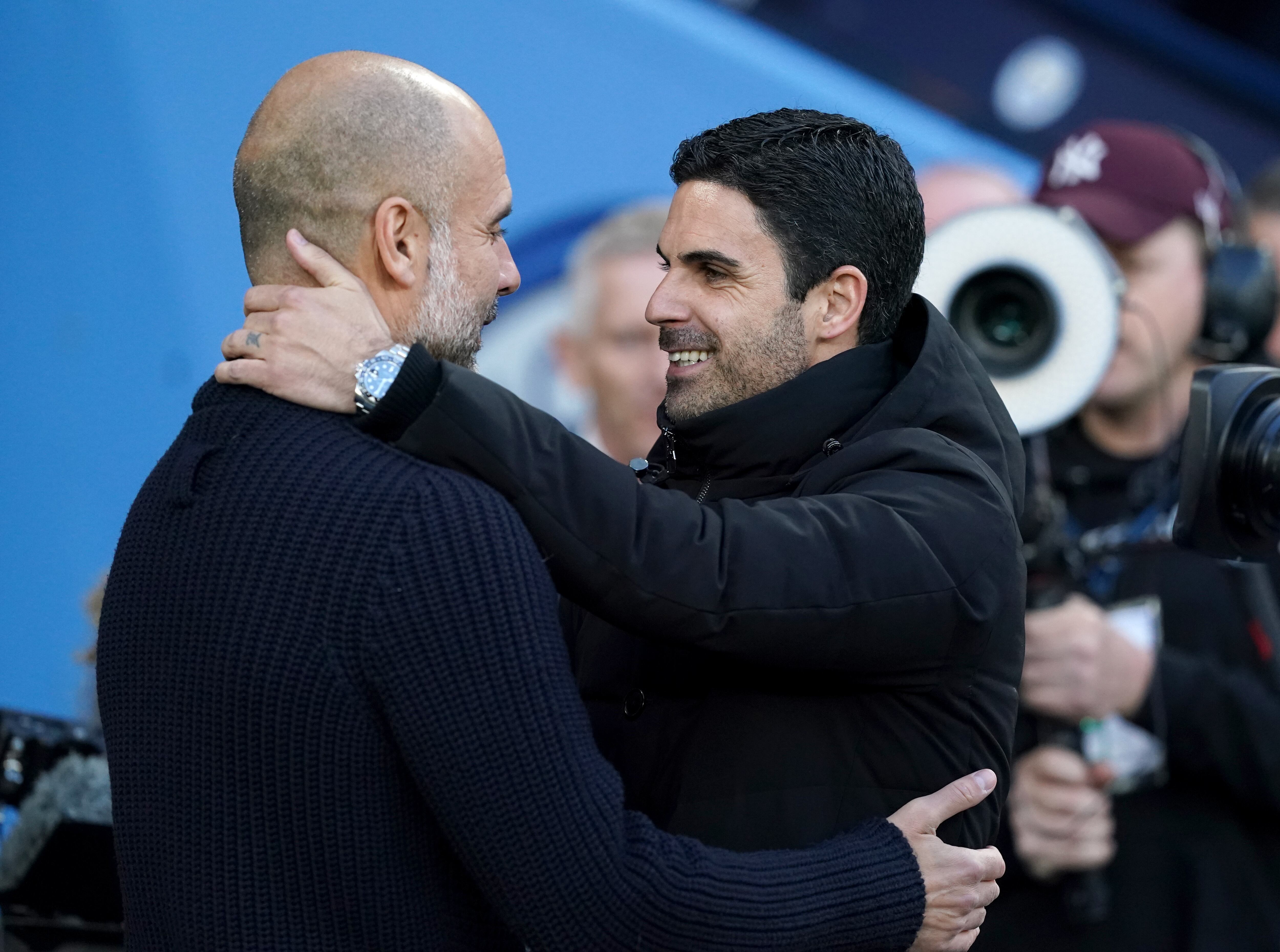 Pep Guardiola, técnico del City, saludando a Mikel Arteta (ex asistente de Guardiola y hoy entrenador del Arsenal) - crédito Martin Rickett / PA Wire