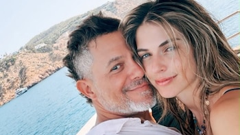 Stephanie Cayo aclara rumores de embarazo de Alejandro Sanz tras fotos agarrándose la barriguita: “Hasta mi madre me ha preguntado”