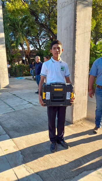 Daniel recibiendo el premio por