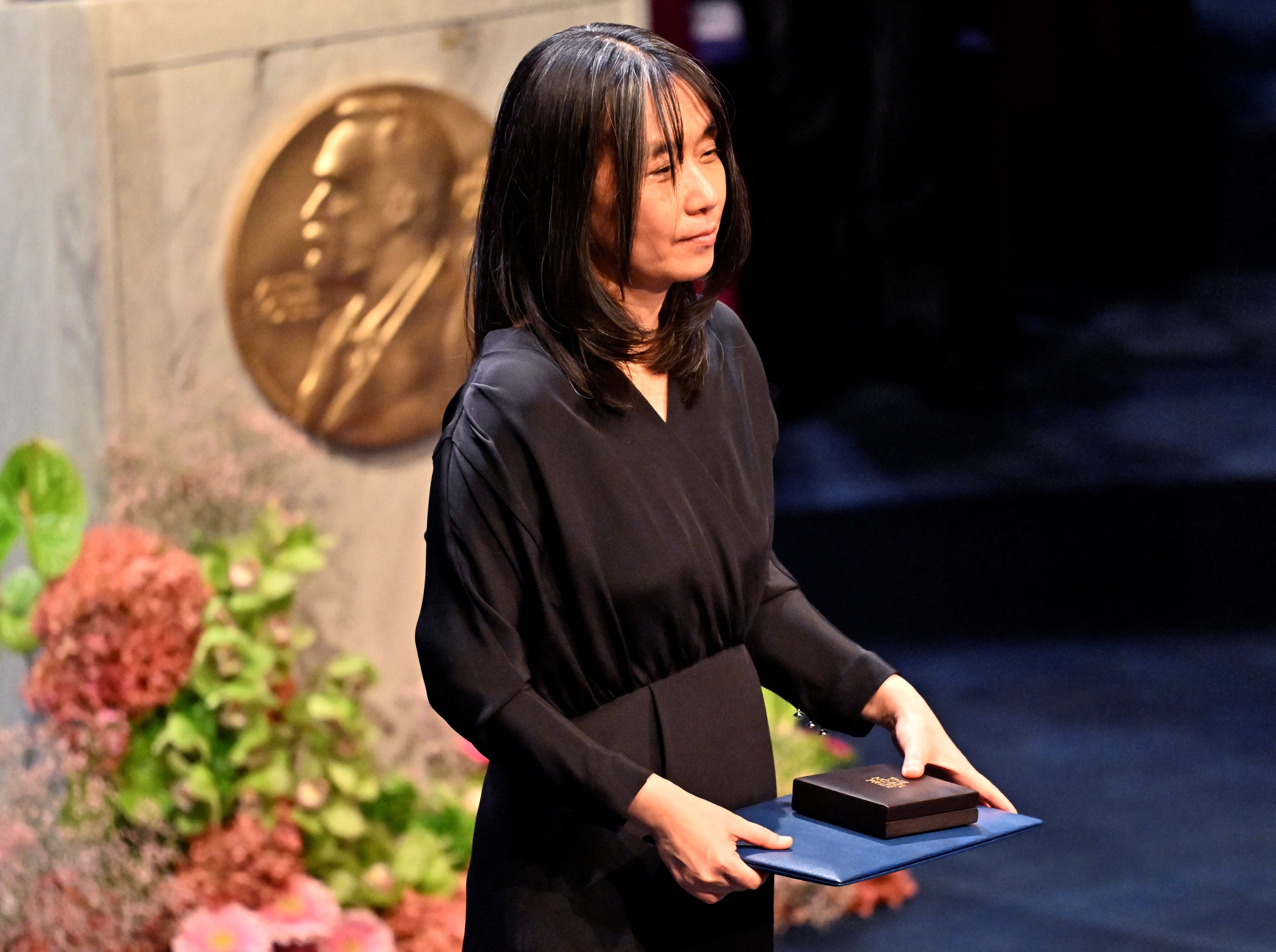 Kang recibiendo el Nobel (Foto: Jonas Ekstromer/TT via REUTERS)