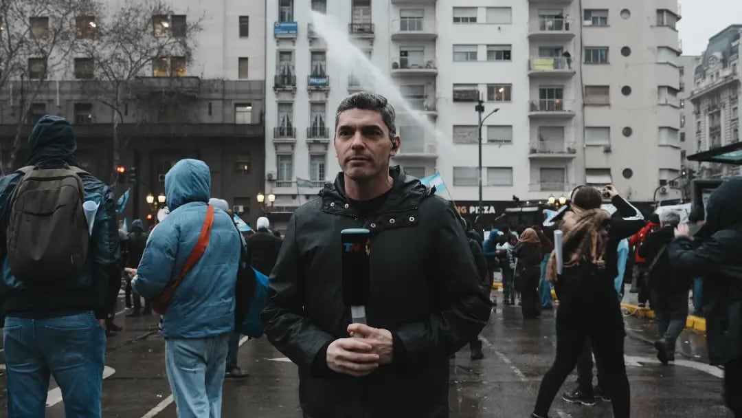 El periodista Santiago Martella, en medio de una manifestación callejera
