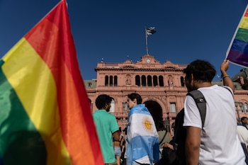 La gente se reúne en