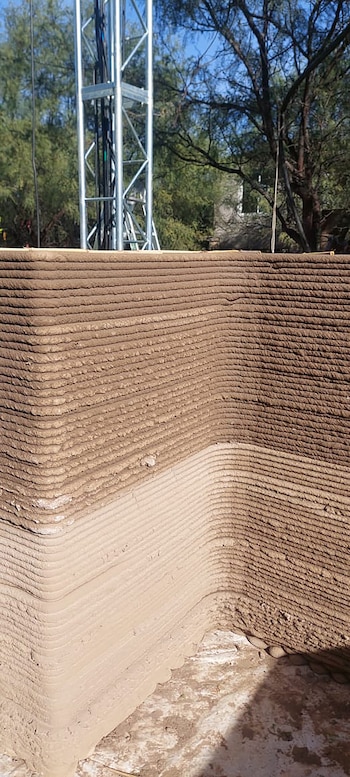 Construyó una casa de barro con una impresora 3D en las sierras de Córdoba