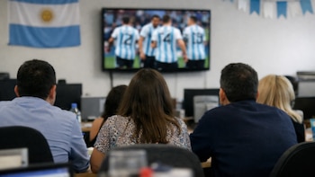 Mundial y trabajo: casi la mitad de los argentinos asegura que mejora el clima laboral durante los partidos