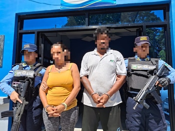 La investigación indica que los sospechosos facilitaban documentación para el paso de migrantes por México rumbo a Estados Unidos.