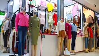 Gamarra liquida ropa tras inicio de campaña de otoño: precios van desde los S/ 9,90 para adultos