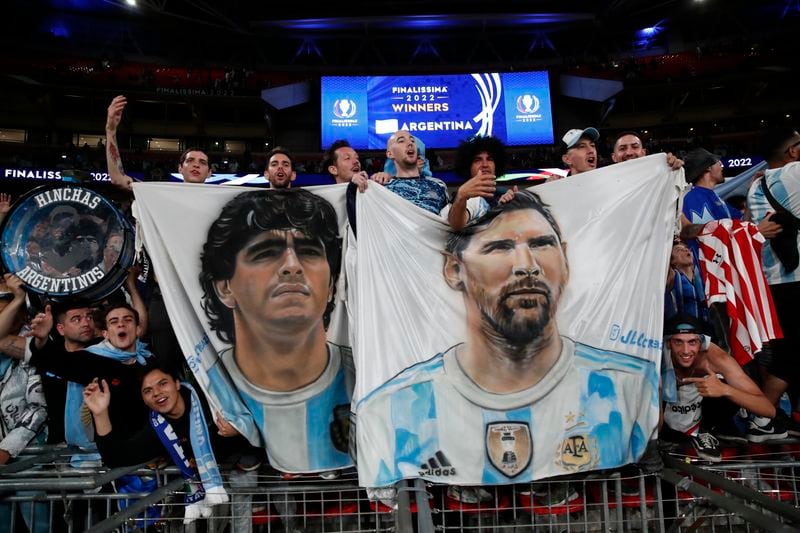 La visión de Dino Baggio dejó en claro que elige a Maradona por encima de Messi (REUTERS/Peter Cziborra)