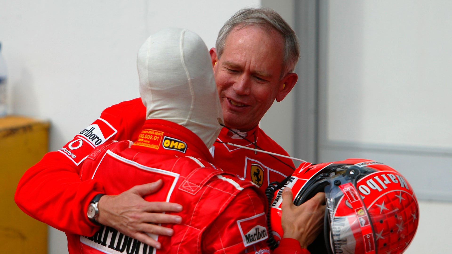 Rory Byrne abraza a Michael Schumacher. El ingeniero diseñó los autos con los que alemán se consagró en Ferrari (Getty Images)