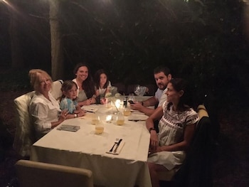 Cenando con su hijo Baltazar, su nuera y sus debilidades: Clara e Inés, dos de sus cinco nietos